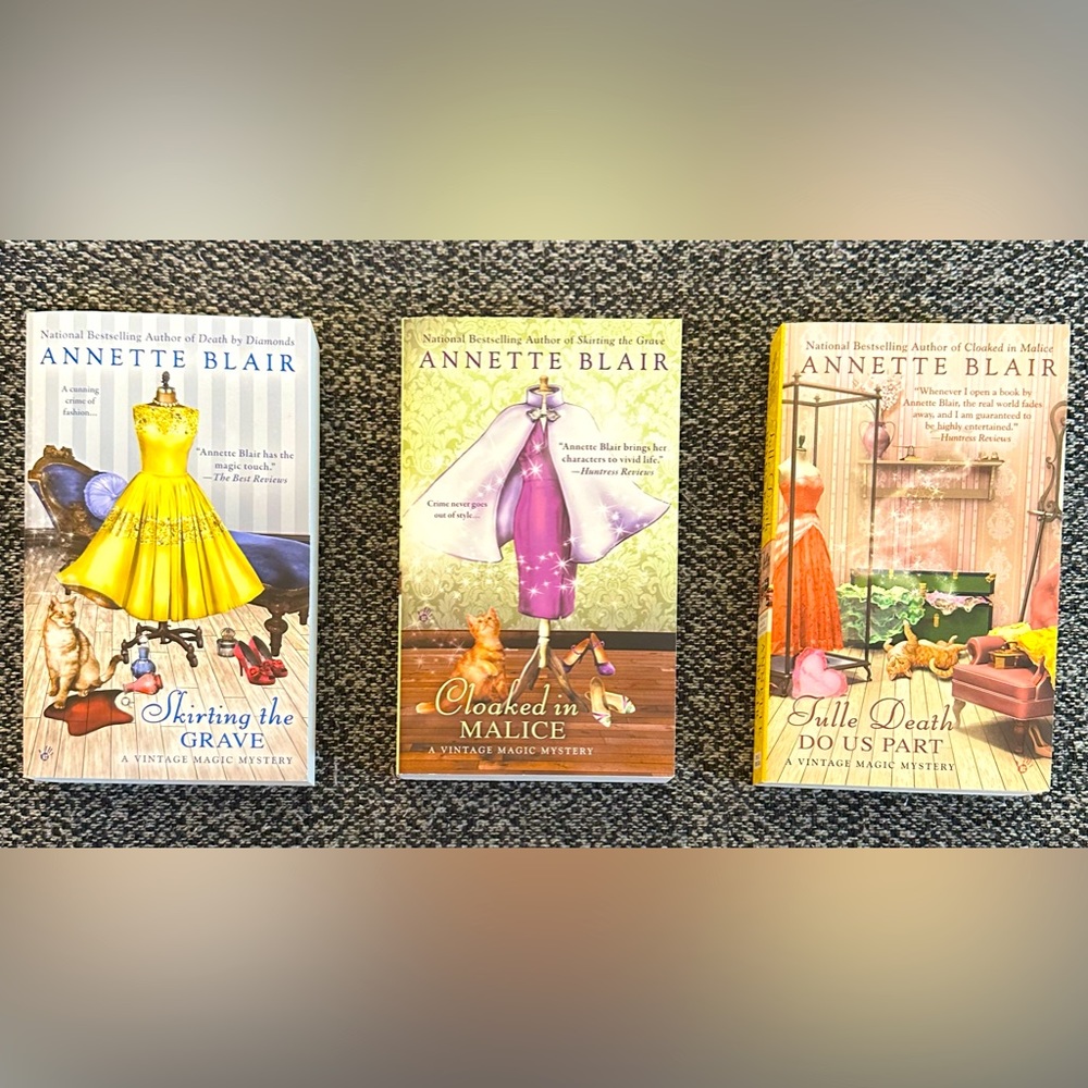 EUC ‘VINTAGE MAGIC MYSTERY’ by ANNETTE BLAIR BOOKS (4-6)